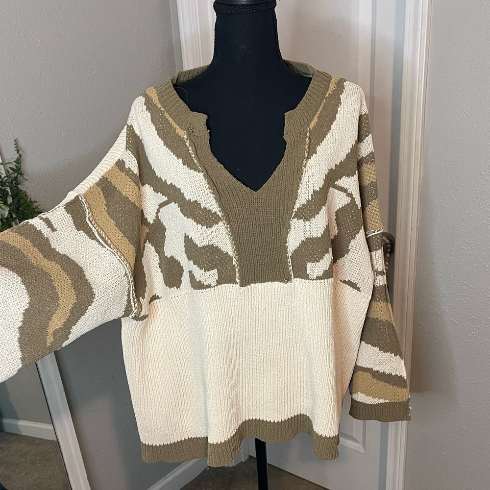 POL V-Neck Sweater in Olive and Cream